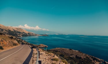 Route de bord de mer illustrant stratégie data, roadmap, feuille de route