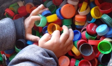 alt="TAPAS PLÁSTICAS Y ALEXIS PAJON RECICLANDO PARA EL PULPO RENACIDO"