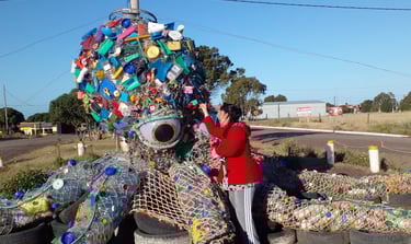 alt="CINTIA LAURITO SE EMOCIONA AL VER SUS BOTELLAS AMOR COLOCADAS EN EL PULPO RENACIDO"
