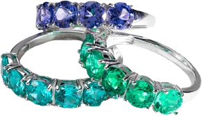 Três anéis compondo acessórios de moda com pedras de diversas cores