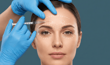 Una mujer recibiendo una inyección cosmética facial con marcas para tratamientos antienvejecimiento 