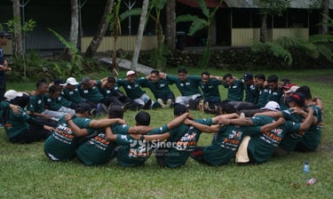 Peserta mengikuti aktivitas team building berbasis experiential learning untuk mengembangkan kolaborasi dan kepemimpinan.