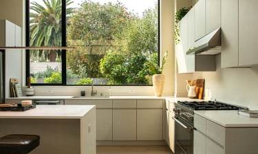 cuisine moderne avec électroménager noire
