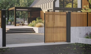vue d'ensemble d'une entrée de portail moderne en bois et acier avec une maison moderne