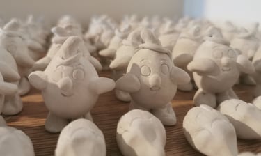 Figurine d'argile en cours de création et de séchage