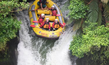 travellers white water rafting in rotorua