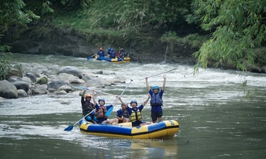 Suasana santai peserta rafting saat menyusuri aliran tenang Sungai Elo