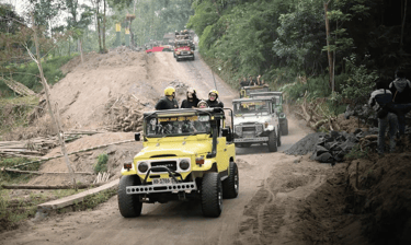 Jeep melaju di jalur ekstrem wisata lava tour Merapi Jogja