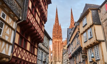 Vue sur la cathédrale de Quimper et ses ruelles à colombages © Alexandre LAMOUREUX/Tourisme Bretagne