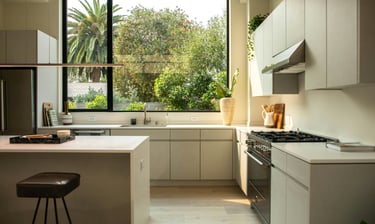 cuisine moderne avec électroménager noire