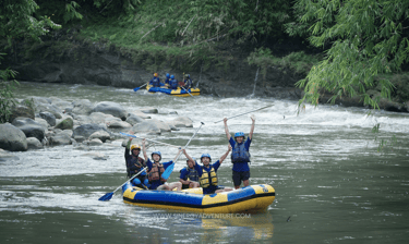 Suasana santai peserta rafting saat menyusuri aliran tenang Sungai Elo