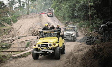 Jeep melaju di jalur ekstrem wisata lava tour Merapi Jogja