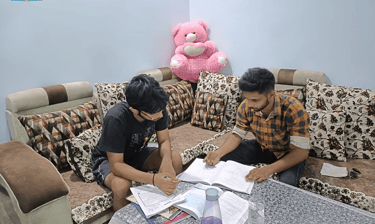 Experienced home tutor teaching student at home in Jabalpur – personalized learning session