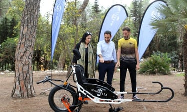 Rueda de prensa Marca Marbella presentando silla Joëlette adaptada para senderismo inclusivo