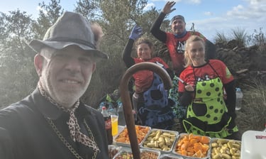 Voluntarios de la Marea Amarilla realizando labores de avituallamiento y apoyo en carrera.
