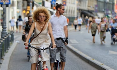 Paseando en bicicleta por un carril bici de Valencia