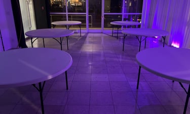 Salle vide avec six tables rondes