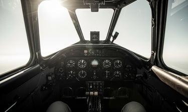 Cockpit avión militar años 1930 condiciones extremas vuelo altitud
