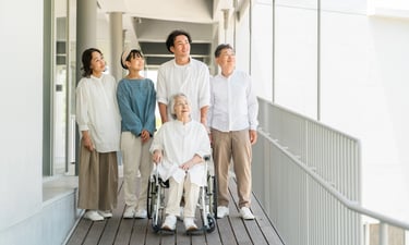 家族と車いすの高齢女性のイメージ|堺市のニュースならサカイタイムズ