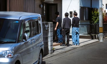 男3人組が個人宅の玄関網戸を勝手に開けようとしたイメージ画像|堺市のニュースならサカイタイムズ
