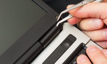 Restaruración, reparación de bisagras para laptops.