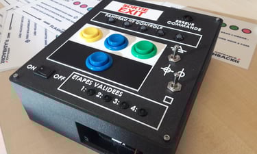 un boitier électronique avec des boutons et des diodes