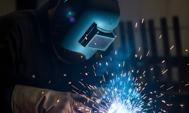 Proceso de soldadura durante la fabricación a medida de cerramientos metálicos