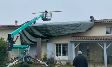 Service professionnel de réparation de toiture utilisant une nacelle élévatrice verte et une bâche d