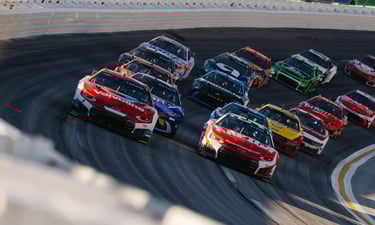 Tyler Reddick Vence em Atlanta: Segundo Triunfo Consecutivo em Corrida Caótica com Dupla Prorrogação