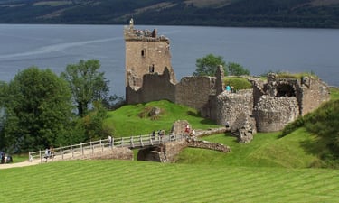 vista do castelo de Urquhart e o lago ness na Escócia
