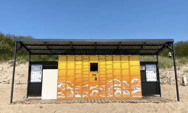 Consigna de equipaje naranja en la playa