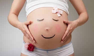 Femme enceinte sereine, joyeuse avec l'hypnose et la PNL