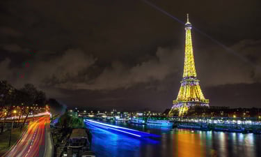 Photo of the city of Paris with a highlight on the Eiffel Tower