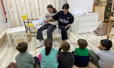 Maru impartiendo un taller dinámico de psicología y lectura con jóvenes.