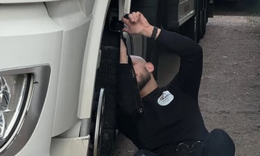 Gutachter nimmt Schaden am Auto auf