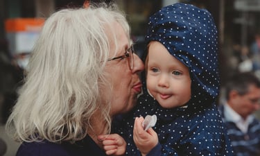 Une grand-mère et un bébé en train de tirer la langue dans une rue de Genève,  par Zohra Elmes