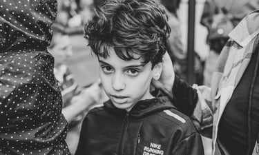 Portrait intense d'une garçon dans les rues de Genève par Zohra Elmes