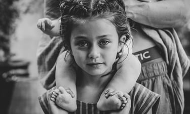 portrait d'une petite fille portant un bébé sur ses épaules par Zohra Elmes