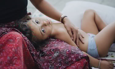 un enfant regarde vers le photographe par zohra elmes