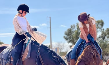 Deux cavalières en train de faire boire leurs chevaux