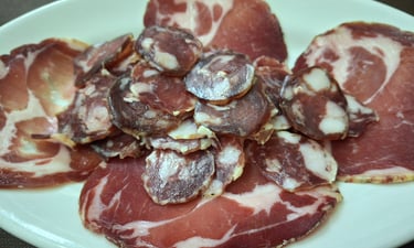 Cena sarda senza lattosio Olbia: Tagliere di salumi sardi fatti in casa