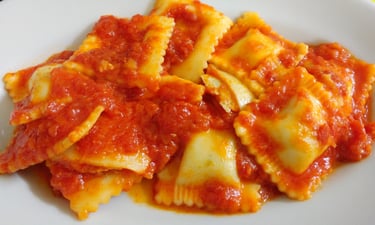 Raviolis sardos tradicionales preparados a mano en el agriturismo Agrisole, cerca de Olbia y Arzache