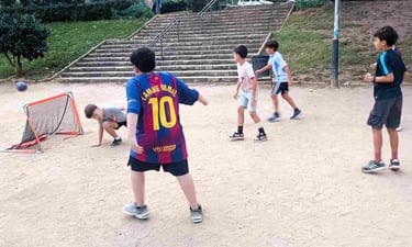 Niños jugando un partido de fútbol en un cumpleaños en Barcelona con animación de Pro Play Agency