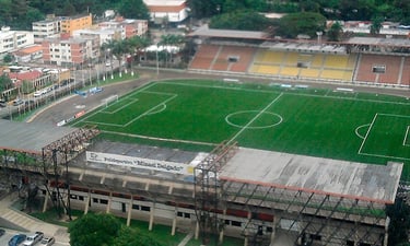 Estádio Polideportivo Misael Delgado, em Valencia, Venezuela, visto em dia claro com arquibancadas ao fundo