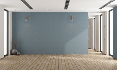 pièce vide avec murs repeints en bleu