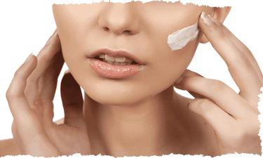 femme met creme sur visage