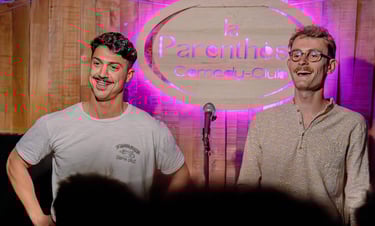 Des humoristes en train de faire du stand-up en entreprise