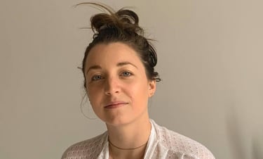 portait femme de 25 ans portant un chignon