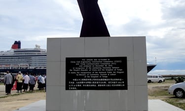 foto do navio ancorado no porto de nuku alofa no tonga