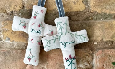 cruces bordadas a mano